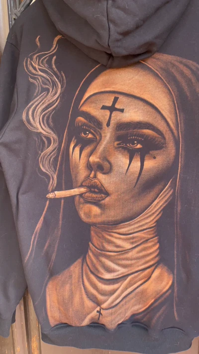 Nonne mit Zigarette Bleach Art auf schwarzem Hoodie – dunkles Gothic Design