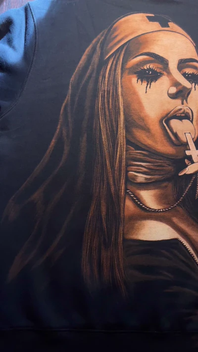 Nonne mit Kreuz Bleach Art auf schwarzem Hoodie – dunkles Gothic Design