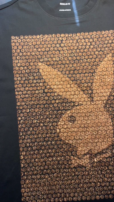 Playboy Stil Bleach Art auf schwarzem T-Shirt – ikonisches Logo Design