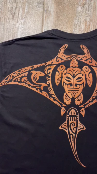 Video eines polynesischen T-Shirts mit handbemaltem Rochen-Motiv auf Rückseite und Vorderseite