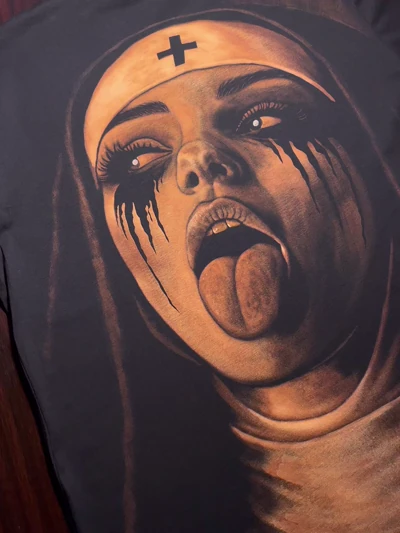 Rebellische Nonne Bleach Art auf schwarzem T-Shirt – provokatives Gothic Design