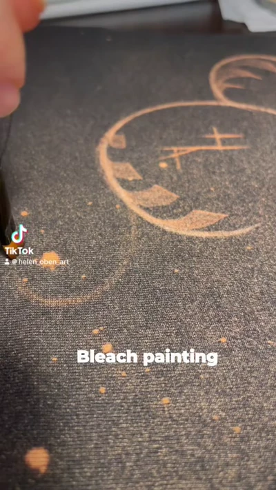 Einfaches Bleach Art Muster auf schwarzem T-Shirt – DIY Idee für Anfänger