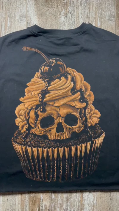 Totenkopf-Cupcake Bleach Art T-Shirt – Vorder- und Rückseite