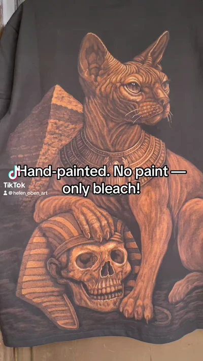 Sphynx Katze und ägyptische Pyramiden Bleach Art auf schwarzem T-Shirt – mystischer Designprozess