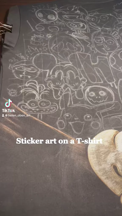 Sticker Style Bleach Art auf schwarzem T-Shirt – verspieltes Doodle Design Prozess