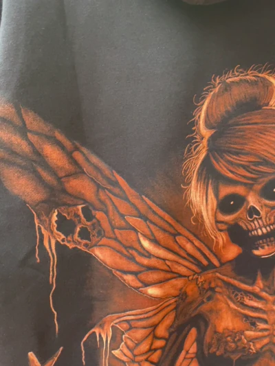 Tinkerbell Skelett Bleach Art auf schwarzem Hoodie – dunkles Feen Design