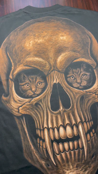 Vampir Schädel mit Kätzchen Bleach Art auf schwarzem T-Shirt – dark cute Design