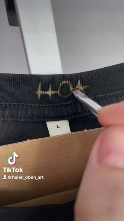 Video eines handbemalten Slipknot-inspirierten T-Shirts mit Corey-Taylor-Porträt und Chris-Fehn-Maske
