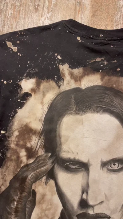 Video des fertigen Marilyn Manson T-Shirts mit Rückenporträt und MM-Logo auf der Vorderseite